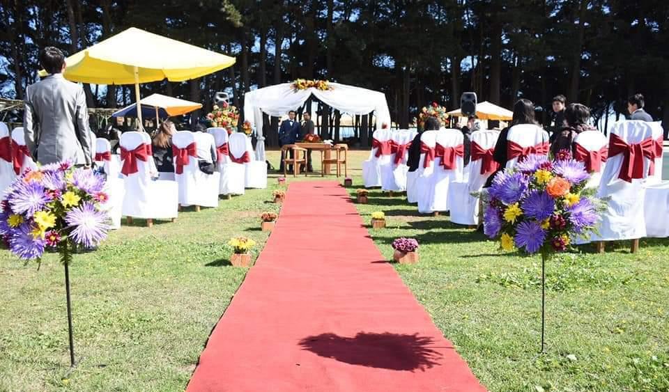 Espacio preparado para una celebración al aire libre